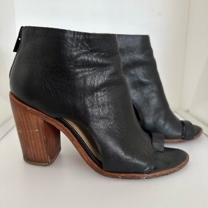 Heeled black leather boots, comfortable